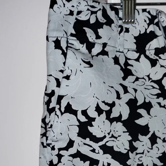 Ann Taylor Black and Baby Blue Floral Women Shorts Cargos - Picture 6 of 10